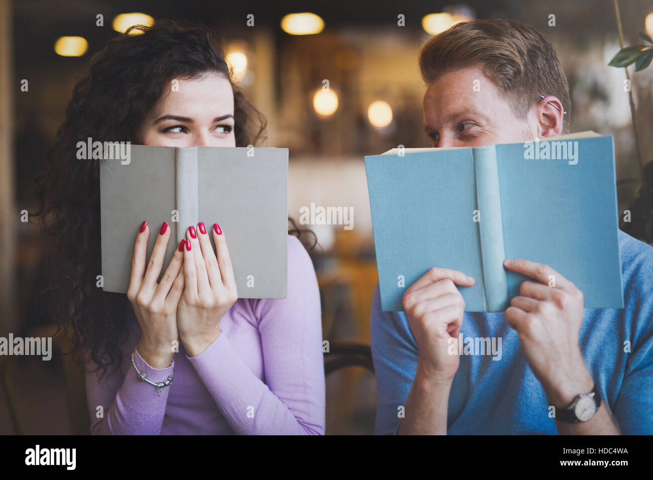Schüchtern paar in Liebe flirten während des Studiums Stockfoto