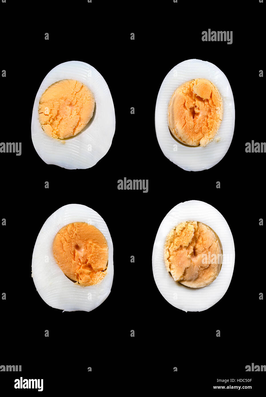 Hälften von den gekochten Eiern isoliert auf schwarz Stockfoto