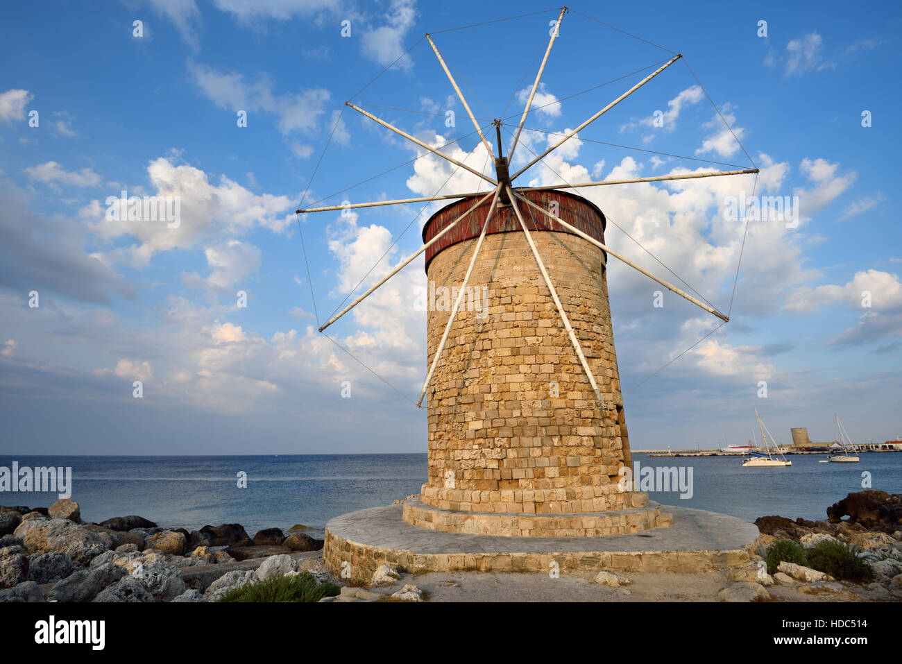 Historische Windmühle im Mandraki Hafen auf der Insel Rhodos in Griechenland Stockfoto