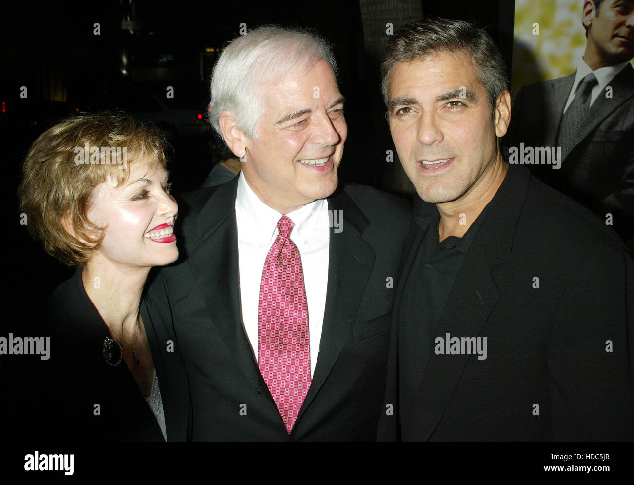 Schauspieler George Clooney, rechts, mit seinem Vater, Nick Clooney und seine Frau, Nina Clooney, bei der Weltpremiere von unerträglichen Grausamkeit an der Akademie der Künste und Wissenschaften in den Beverly Hills am Dienstag, den 30. September 2003. Photo Credit: Francis Specker Stockfoto