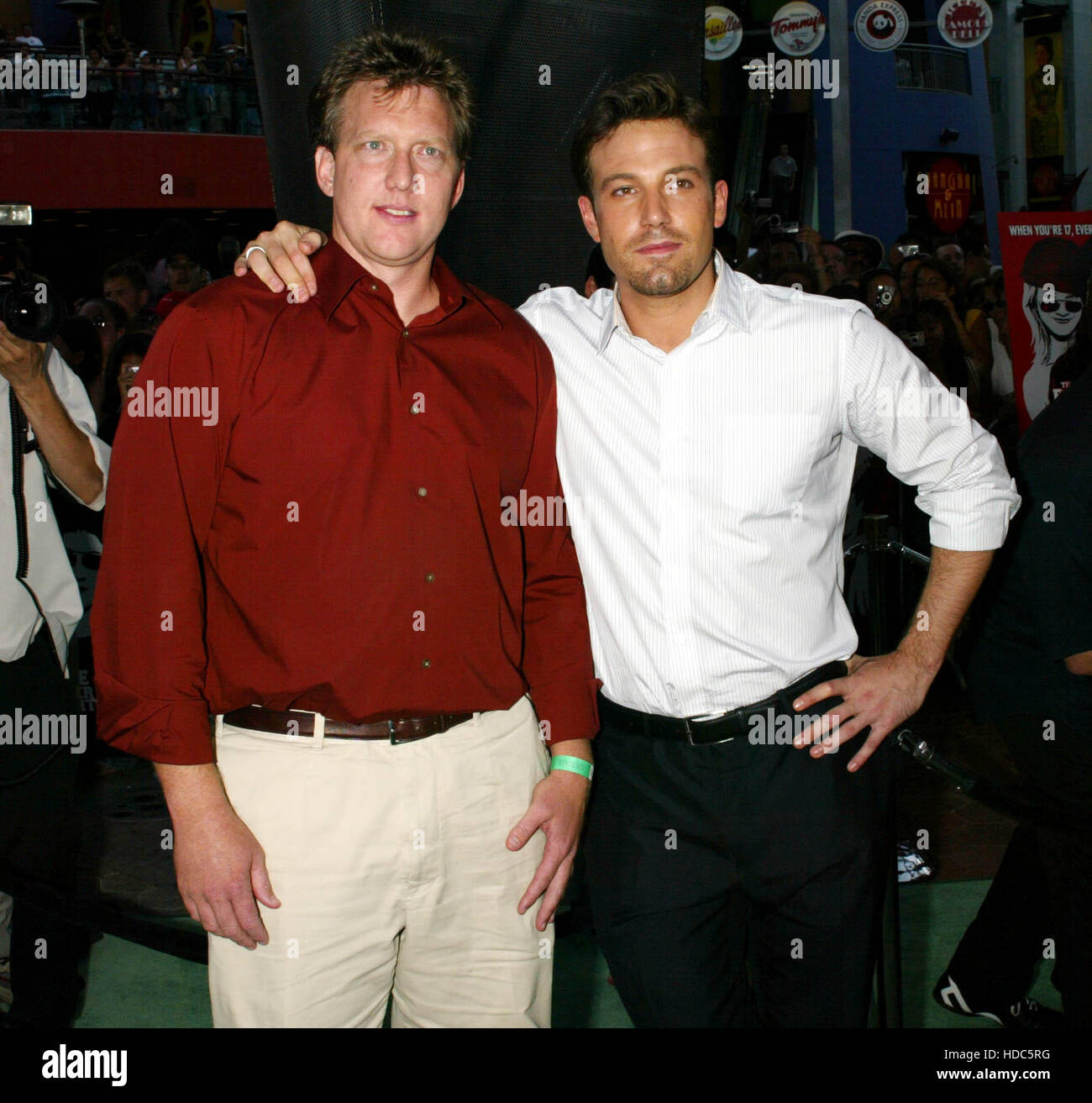 Die Projektersteller Ben Affleck, Right und Chris Moore posieren für Fotografen während der Filmpremiere „Battle of Shaker Heights“ in Burbank, Kalifornien, am Montag, den 11. August 2003. Foto: Francis Specker Stockfoto
