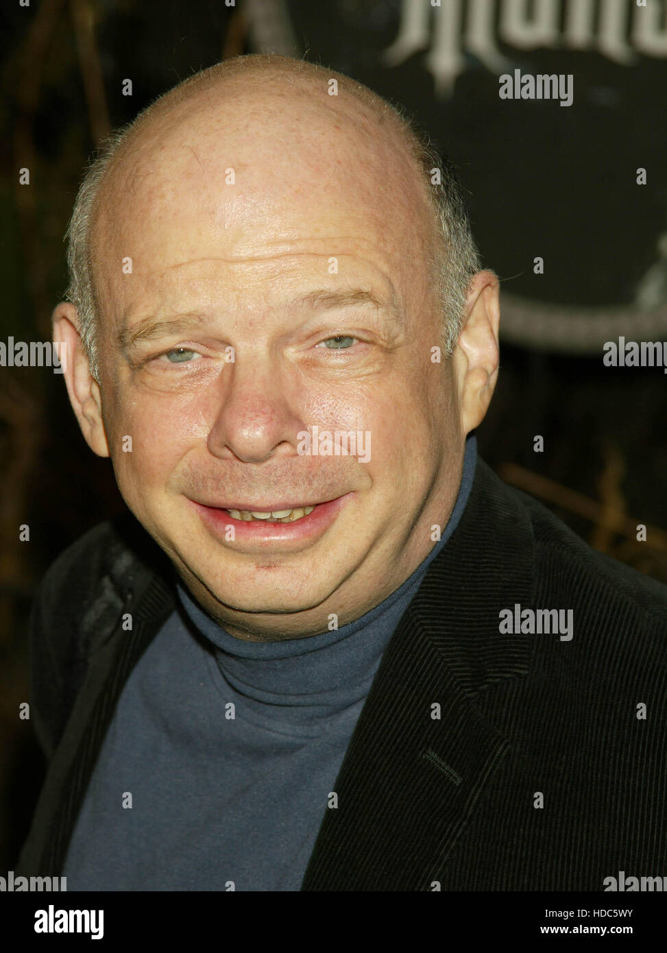 Wallace Shawn bei der Weltpremiere des Films The Haunted Mansion am El Capitan Theater in Los Angeles, Kalifornien, Sonntag, 23. November 2003.   Bildnachweis: Francis Specker Stockfoto