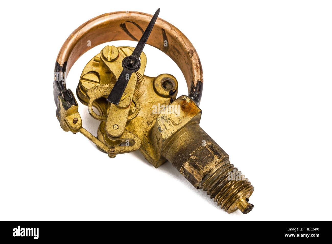 Manometer-Mechanismus im zerlegten Form, Messgerät zur Messung von Druck und Vakuum, isoliert auf weißem Hintergrund Stockfoto