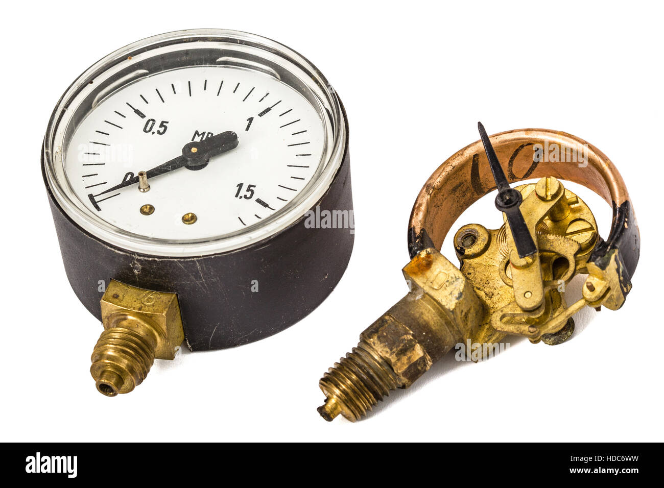 Manometer-Mechanismus im zerlegten Form, Messgerät zur Messung von Druck und Vakuum, isoliert auf weißem Hintergrund Stockfoto