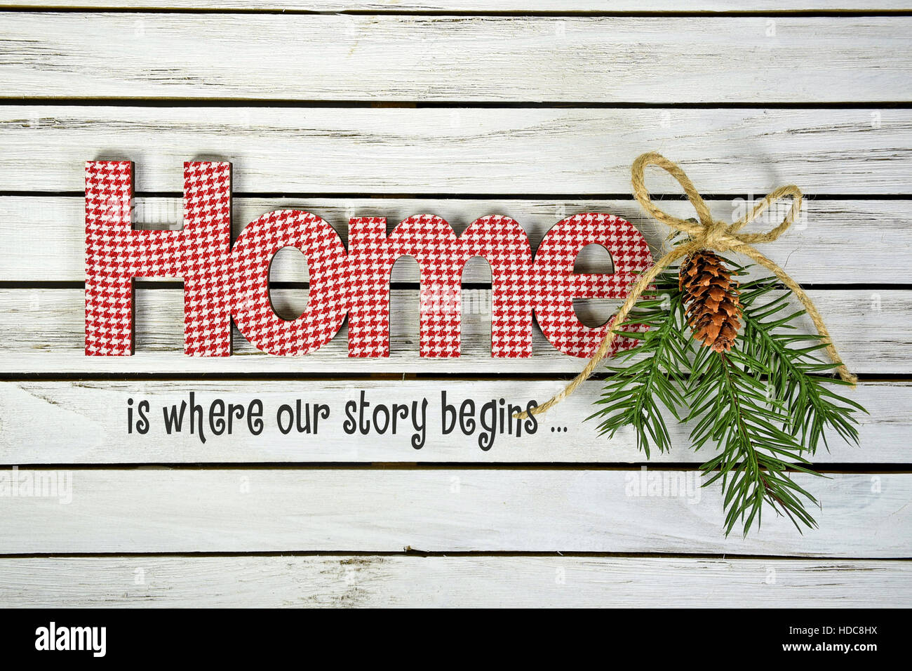 rot-weiß karierte Hause Schild mit inspirierenden Zitat Kiefer und Bindfäden Schleifchen weiß getünchten Holz Stockfoto