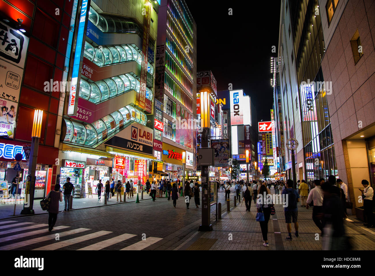 Unbekannter Menschen auf der Straße im Stadtteil Akihabara in Tokio. Stockfoto
