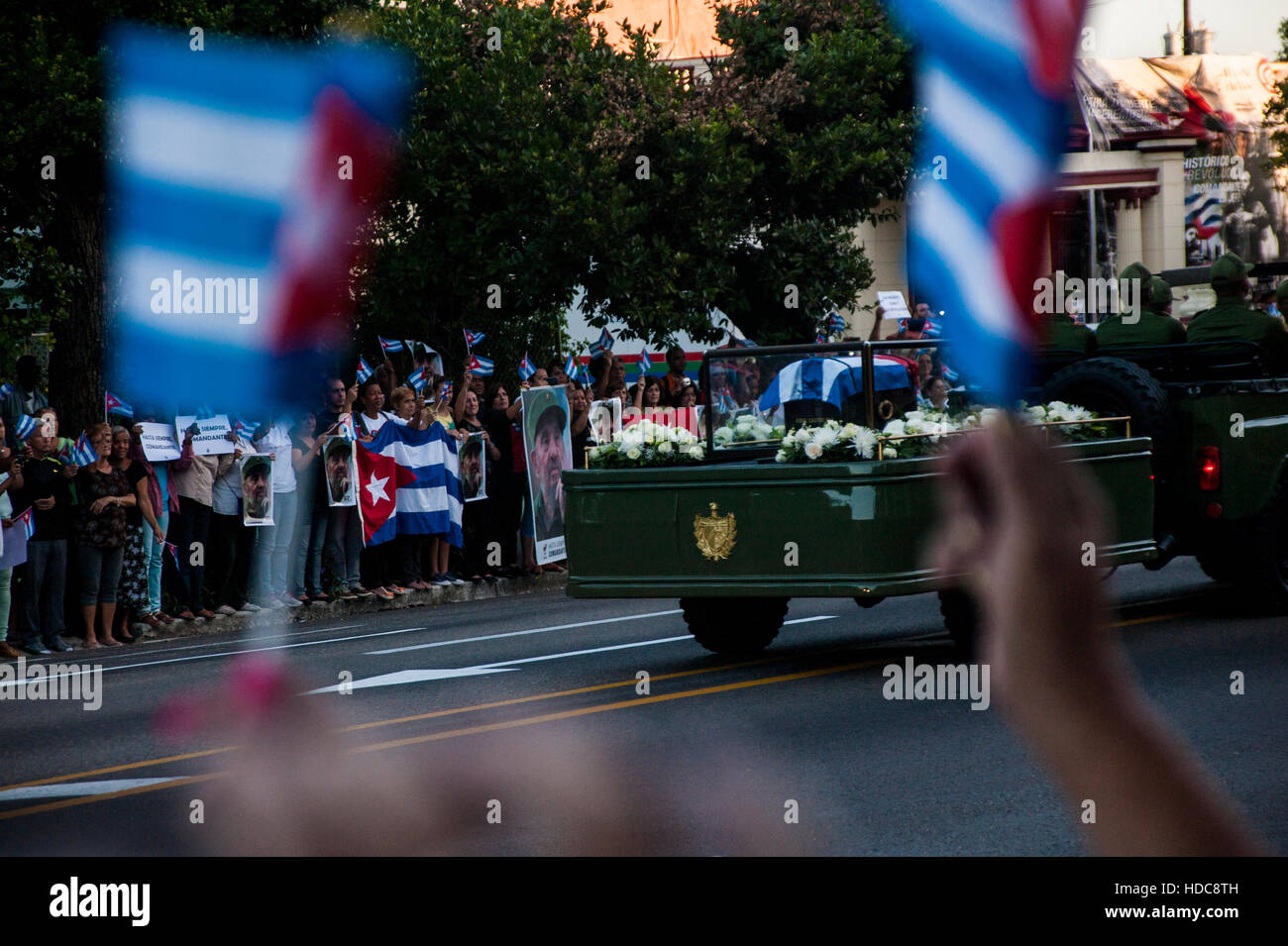 Der Trauernde säumen die Straßen und Wave Fahnen auf der Trauerzug von Kuba's Iconic Präsident Fidel Castro's Memorial in Havanna, Kuba Stockfoto