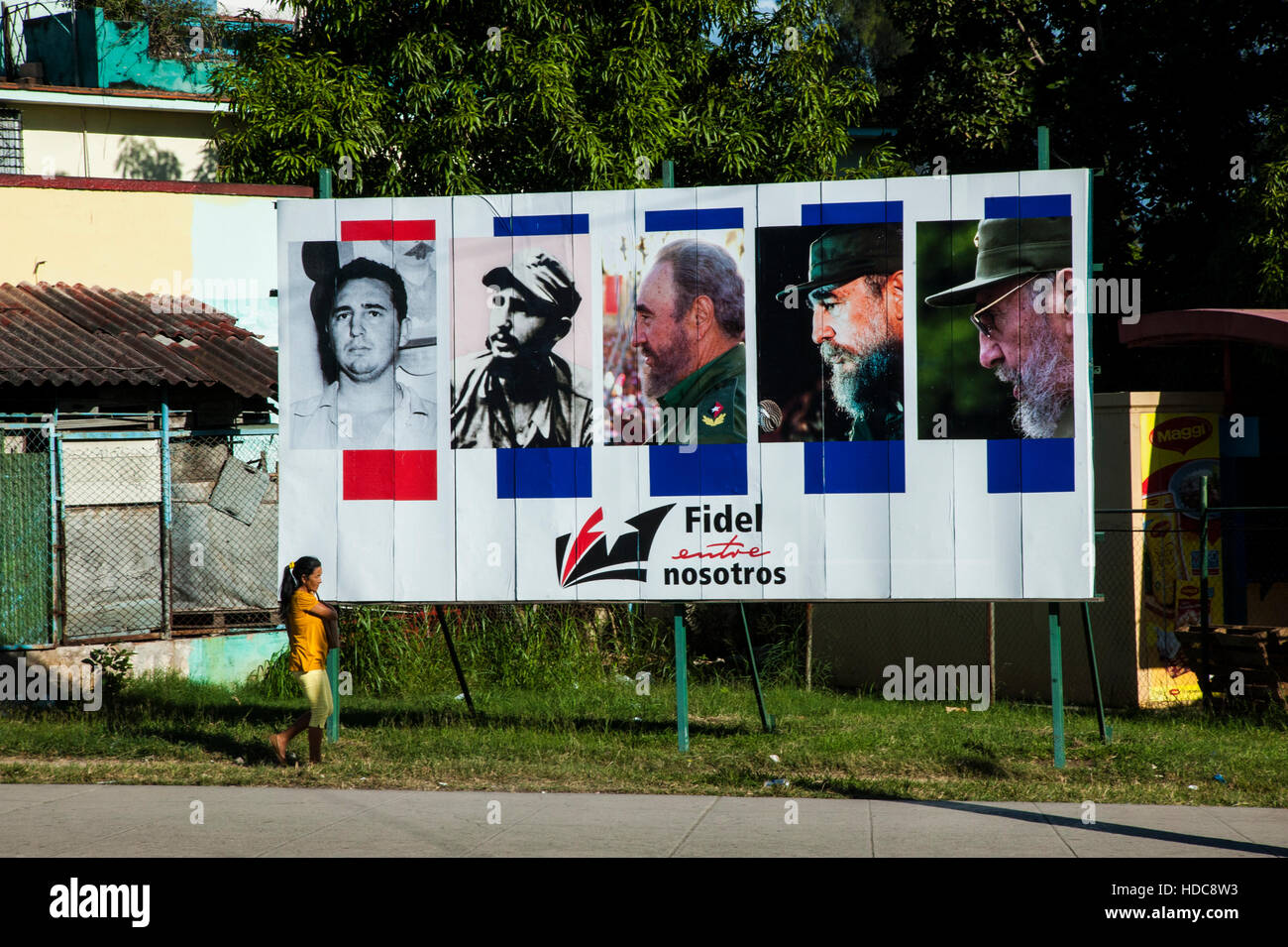 Frau hinter Reklametafeln mit Bildern von berühmten kubanischen Präsidenten Fidel Castro in Havanna, Kuba Stockfoto