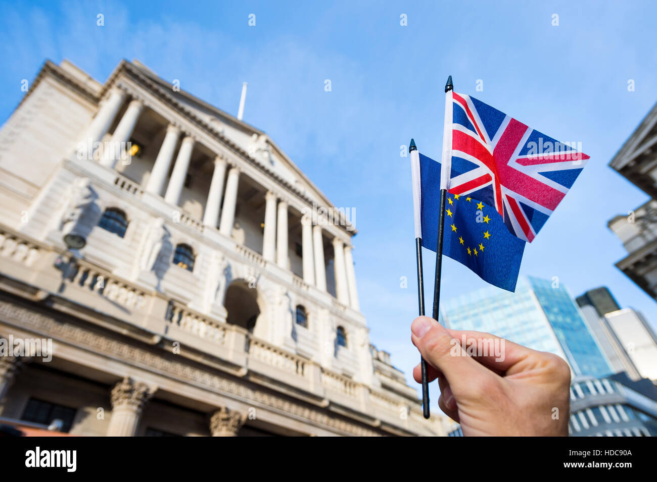Hand, die Europäische Union und britischen Union Jack Flagge vor der Bank of England als Symbole der Brexit Finanzen Stockfoto