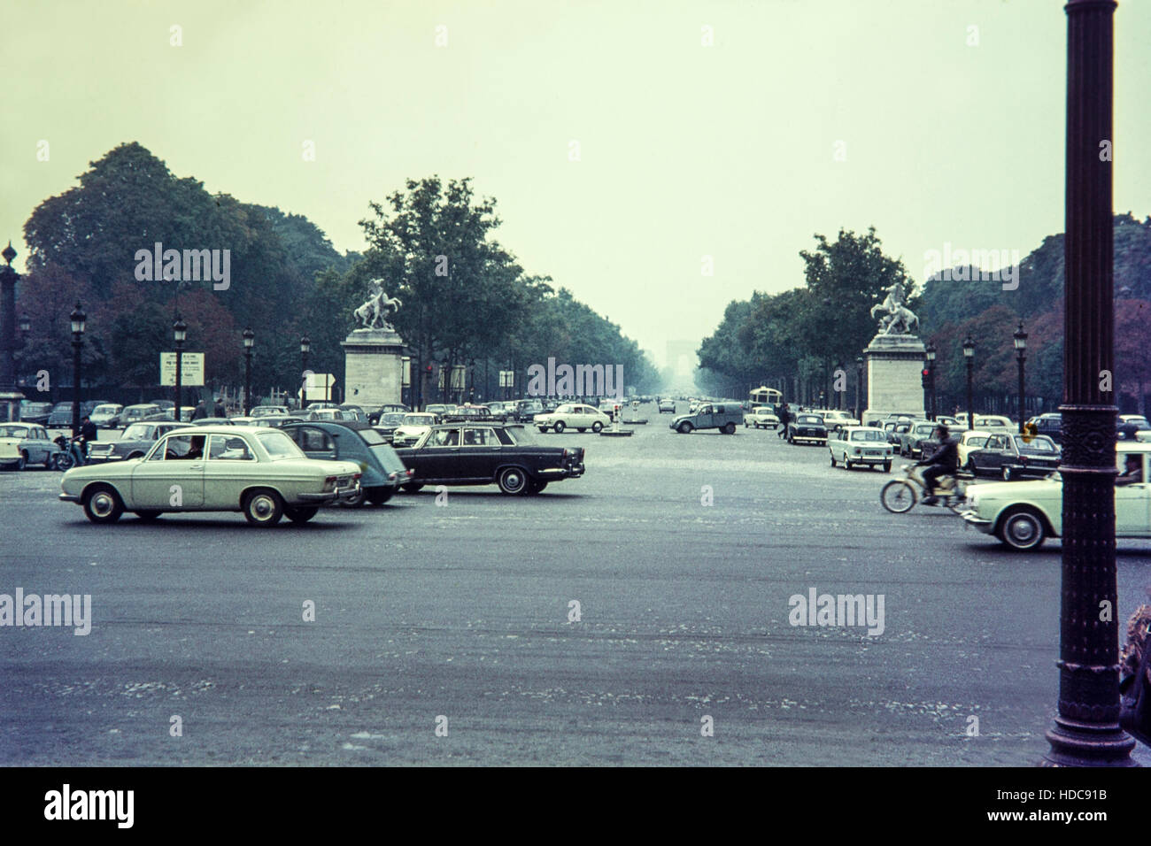 Ein Blick auf Paris Straßen aufgenommen im Juli 1971, zeigen viele Autos der Zeit. Stockfoto