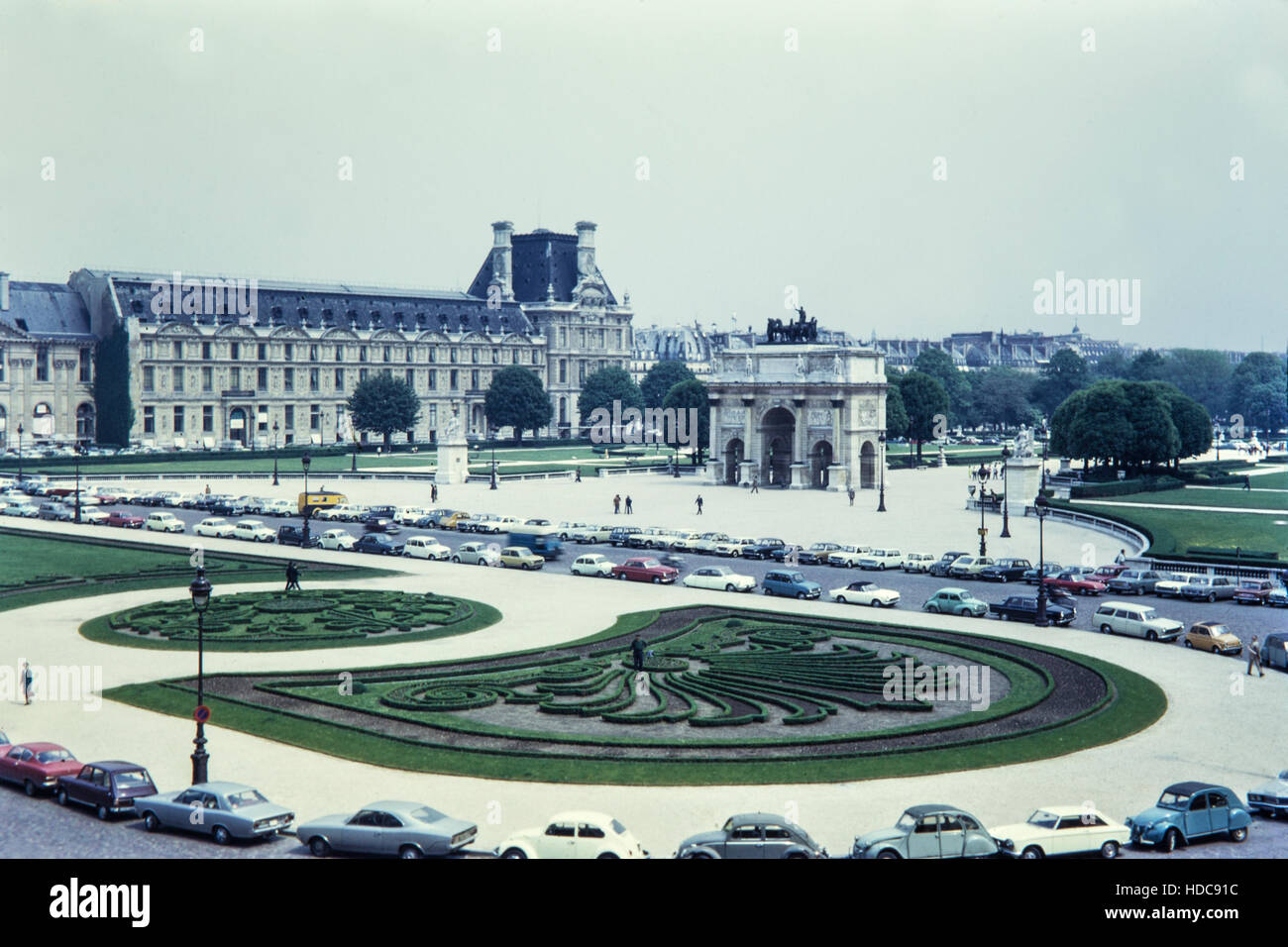 Der Arc de Triomphe du Carrousel, ein Triumphbogen in Paris befindet sich in der Place du Carrousel. Es entstand zwischen 1806 und 1808 Napoleons militärische Siege des Vorjahres zu gedenken. Die berühmten Arc de Triomphe de l'Étoile, gegenüber der Champs-Élysées, wurde im selben Jahr; Es ist etwa die doppelte Größe und wurde erst 1836 fertiggestellt. Es ist auch ein Beispiel der Architektur im korinthischen Stil. Foto aufgenommen im Juli 1971. Stockfoto