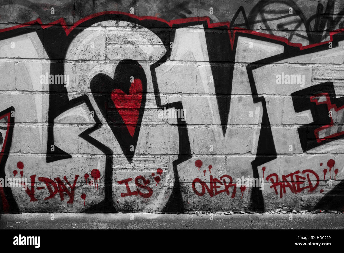 Farbbild der Graffiti in Brighton sagen Liebe, v-Day wird über bewertet, in Bezug auf Valentines, Tag. Stockfoto