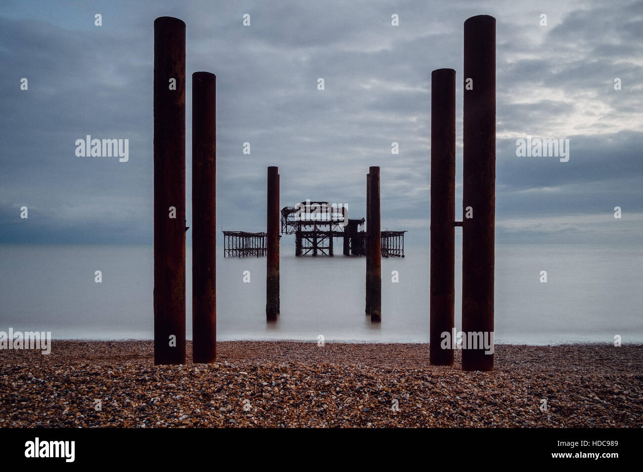 Landschaft-Farbbild der Brighton Pier West und verbleibenden Säulen. Stockfoto