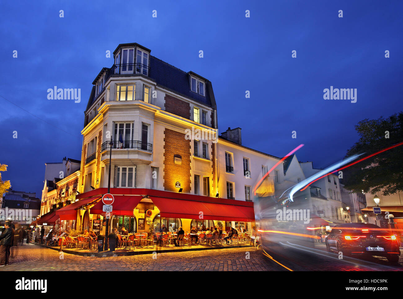 Wandern in den malerischen Gassen das Künstlerviertel Montmartre, Paris, Frankreich Stockfoto