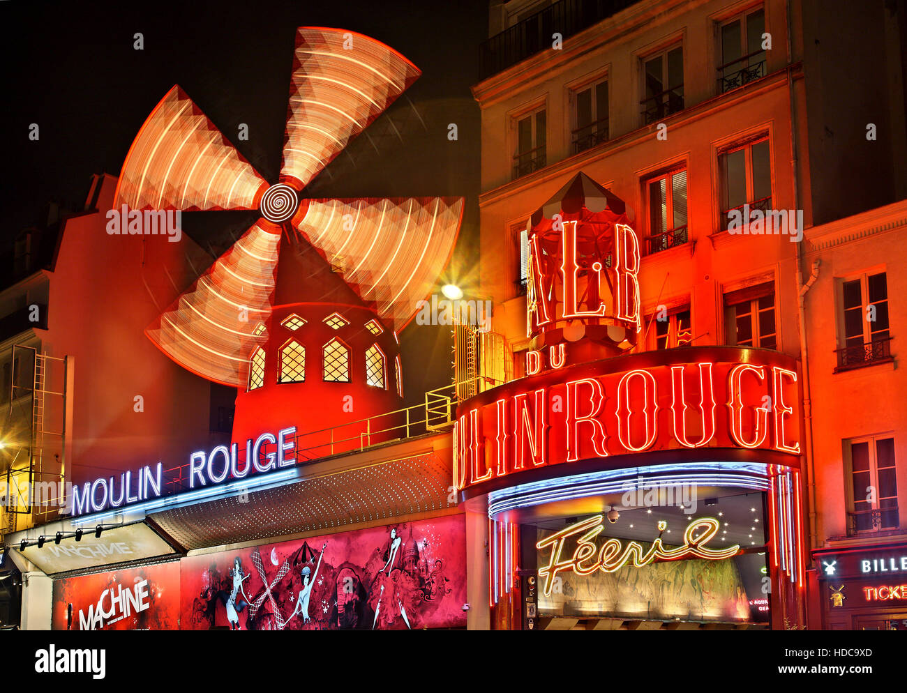 Moulin Rouge ("rote Mühle") eines der weltweit berühmtesten Kabaretts, am Pigalle Viertel, in der Nähe von Montmartre, Paris, Frankreich Stockfoto