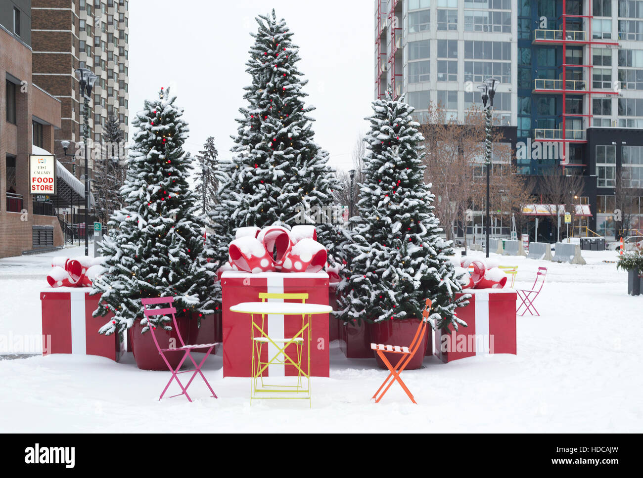 Weihnachtsvorführen im schneebedeckten plaza, East Village, Calgary Stockfoto