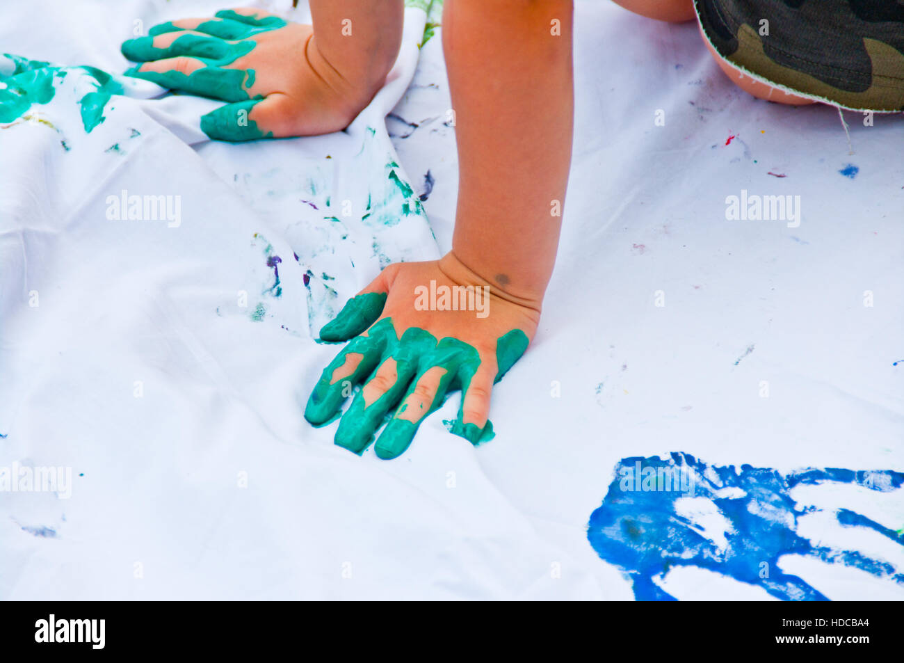 Kinder spielen, farbenfrohen Designs mit Händen tauchte in Farbstoff Stockfoto