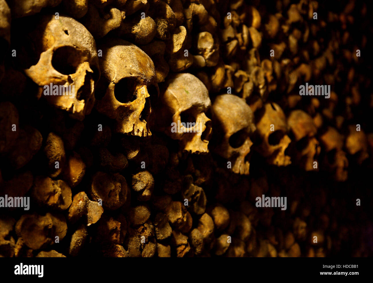 In den Katakomben von Paris verlassen ein riesiges Beinhaus in einigen Minen in Montparnasse, Paris, Frankreich. Stockfoto
