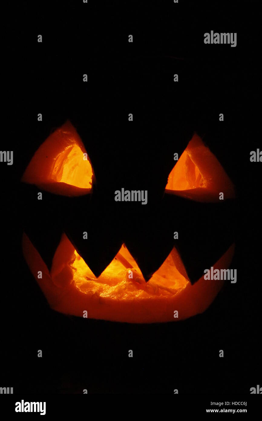 unheimlich Geist Gesicht Glühen in der Dunkelheit zu Halloween Stockfoto