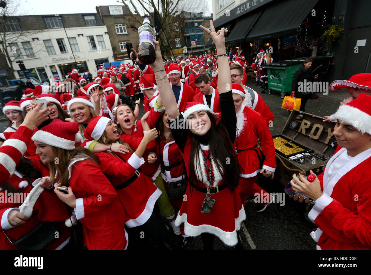 Hunderte von Feiernden in Santa Anzüge vor dem Earl Camden Pub an der Albert Street in Camden, Nord London, gekleidet, wie sie an die Santacon Christmas Parade teilnehmen. Stockfoto