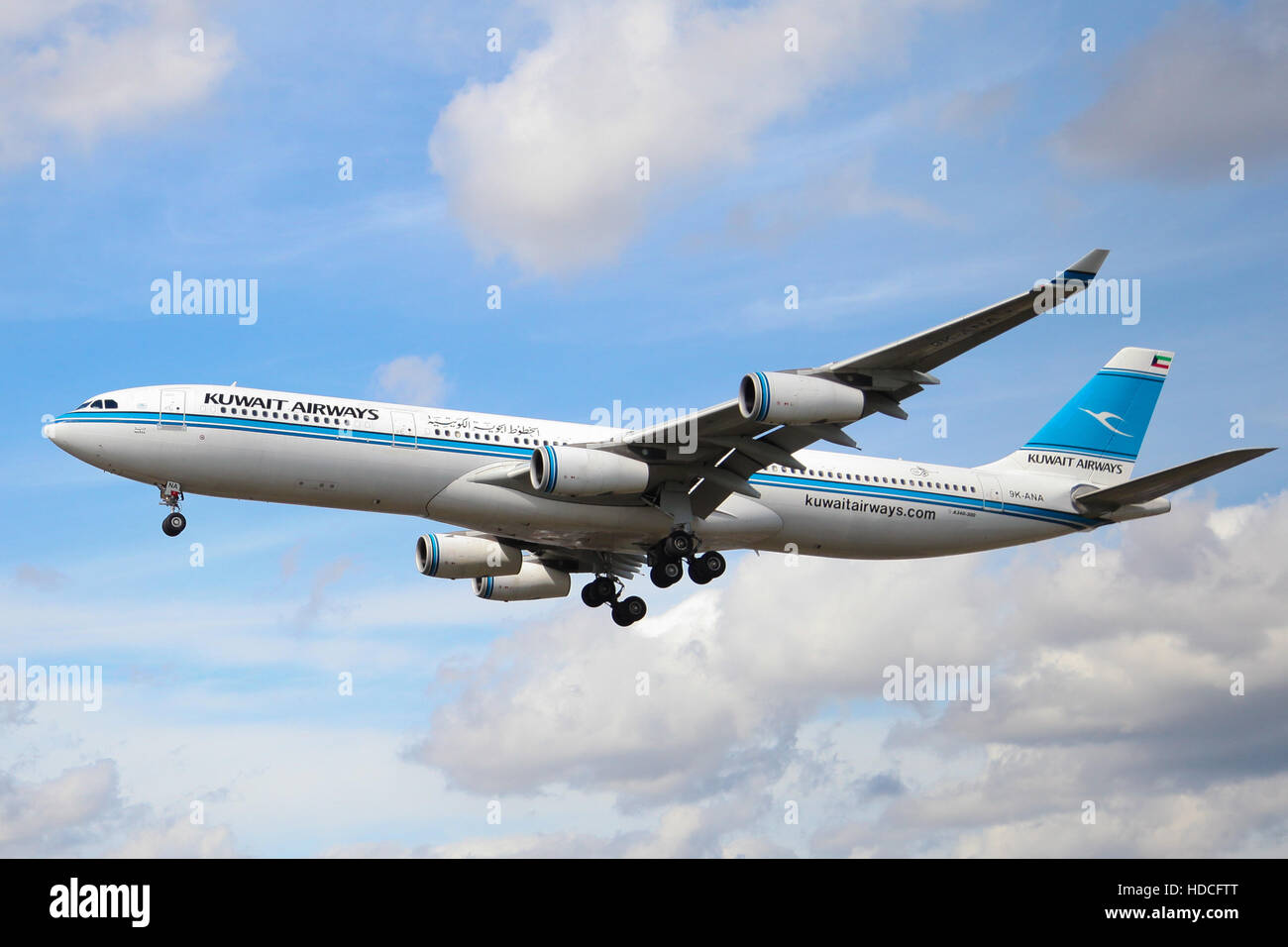 Flugzeuge starten und landen am Heathrow Airport Featuring: Kuwait Airways Airbus A340-313 - 13. August 2016 wo: London, Vereinigtes Königreich bei: 13. August 2016 Stockfoto