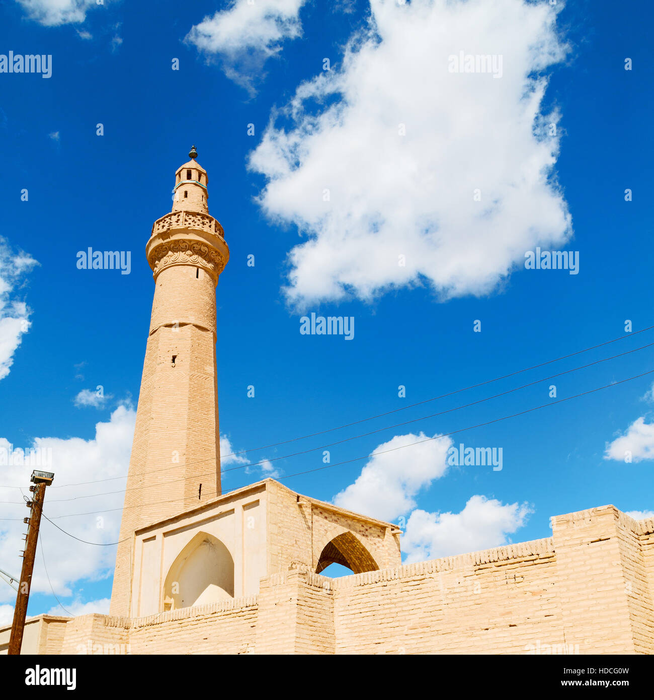 Unschärfe im Iran islamische Mausoleum alte Architektur Moschee Minarett in der Nähe der Himmel verschwimmen Stockfoto