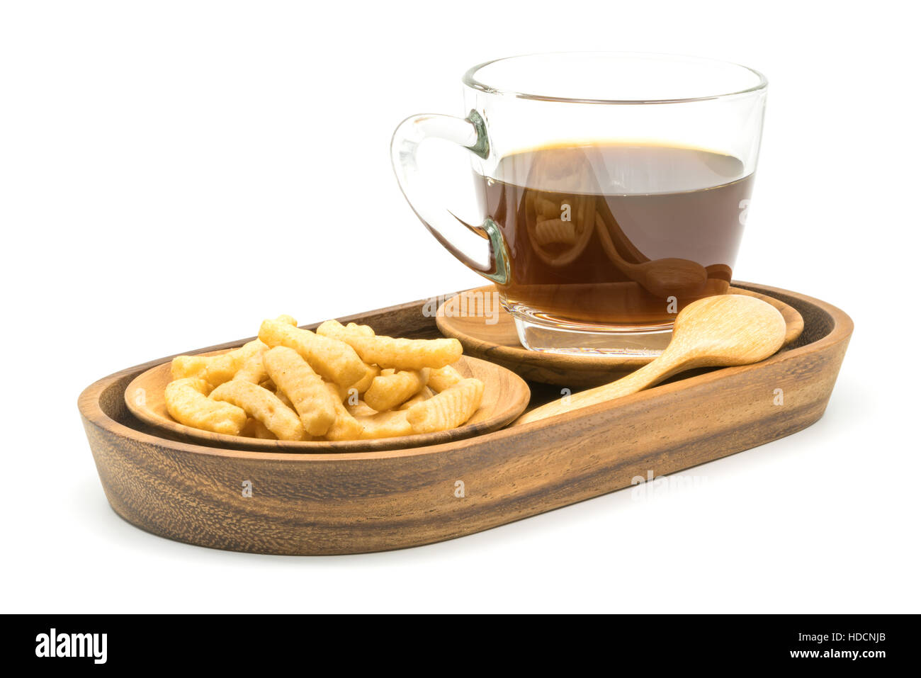 Garnelen-Cracker und eine Tasse schwarzen Kaffee in einem Holztablett auf weißem Hintergrund Stockfoto