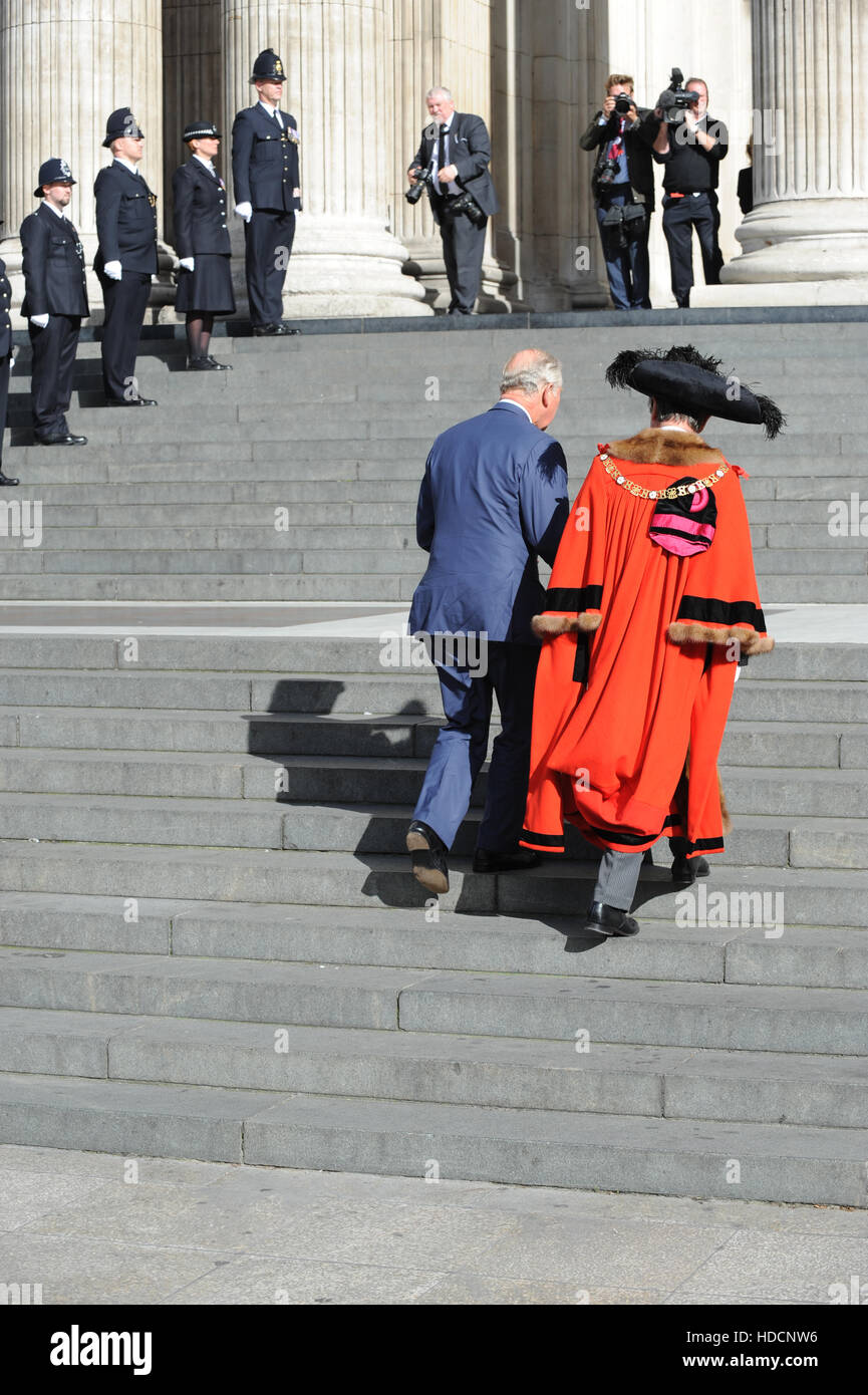 Prinz Charles und der Lord Mayor of London Teilnahme an der nationalen Polizei Memorial Day 2016 um St. Pauls Cathedral, London.  Mitwirkende: Prinz Charles, Jeffrey Evans, 4. Baron Mountevans, Lord Mayor of London wo: London, Vereinigtes Königreich bei: 25 Sep 20 Stockfoto