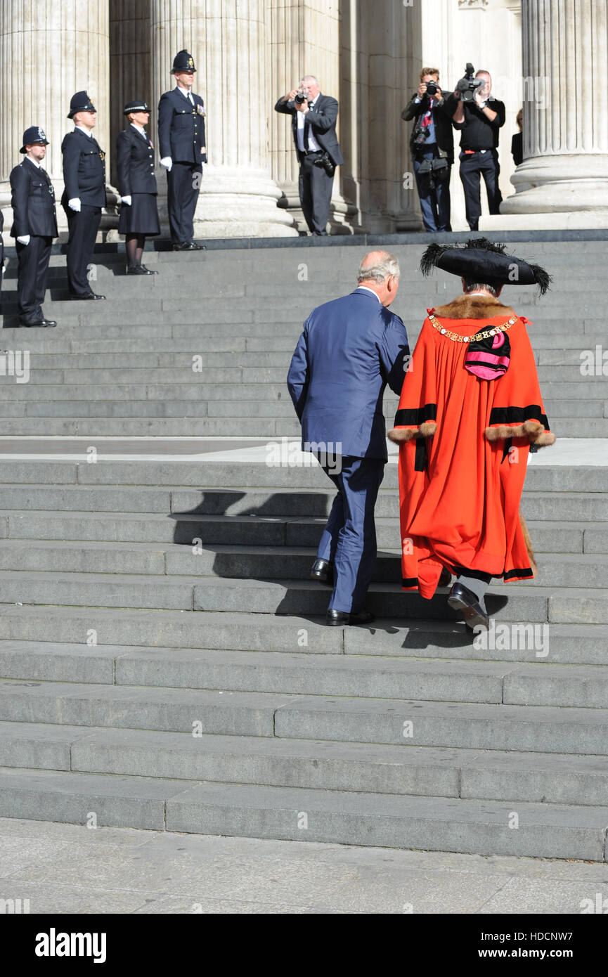 Prinz Charles und der Lord Mayor of London Teilnahme an der nationalen Polizei Memorial Day 2016 um St. Pauls Cathedral, London.  Mitwirkende: Prinz Charles, Jeffrey Evans, 4. Baron Mountevans, Lord Mayor of London wo: London, Vereinigtes Königreich bei: 25 Sep 20 Stockfoto