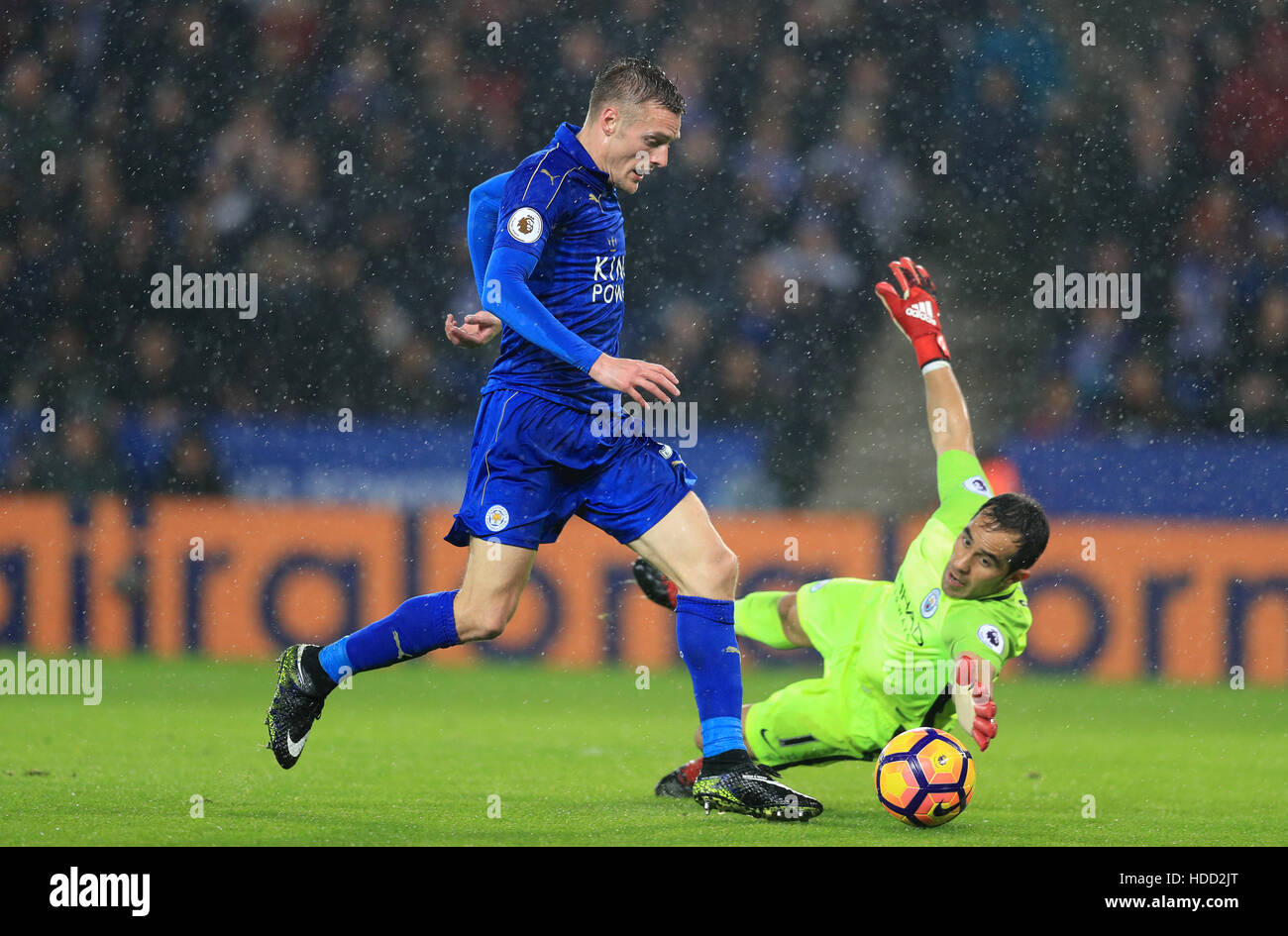 Leicester City Jamie Vardy runden Manchester City Torhüter Claudio Bravo an seiner Seite dritten Tor in der Premier-League-Spiel im King Power Stadium, Leicester. Stockfoto