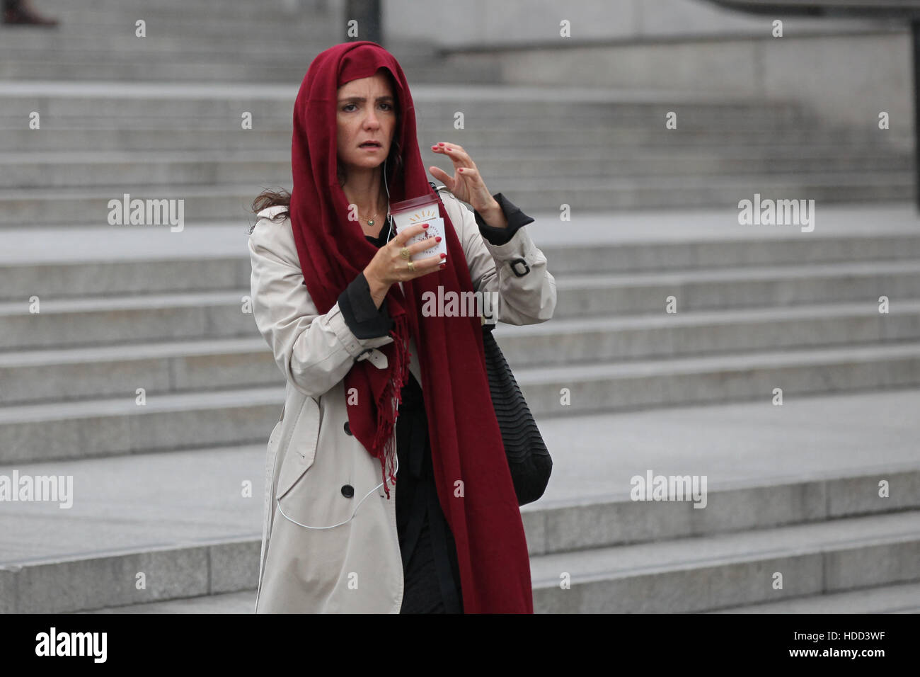 Menschen in schweren Regen und Wind in Trafalgar Platz London mit: Atmosphäre wo: London, Vereinigtes Königreich bei: 29 Sep 2016 Stockfoto