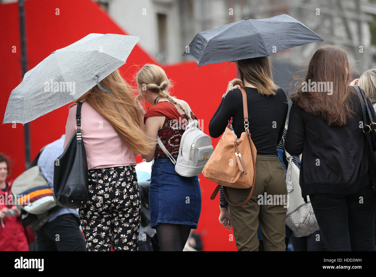 Menschen in schweren Regen und Wind in Trafalgar Platz London mit: Atmosphäre wo: London, Vereinigtes Königreich bei: 29 Sep 2016 Stockfoto