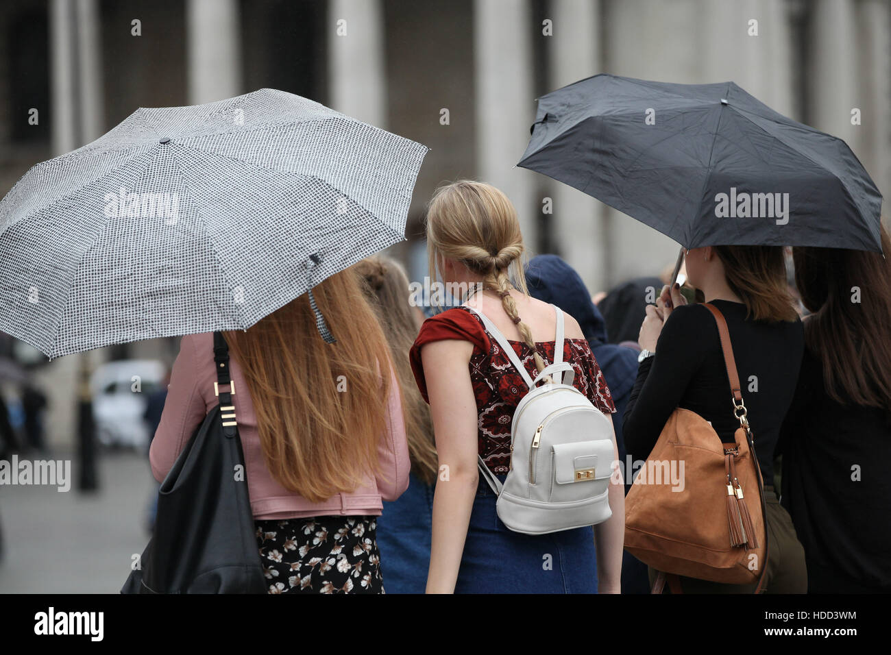 Menschen in schweren Regen und Wind in Trafalgar Platz London mit: Atmosphäre wo: London, Vereinigtes Königreich bei: 29 Sep 2016 Stockfoto