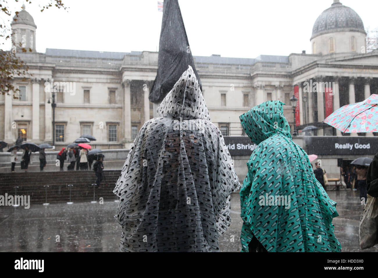 Menschen in schweren Regen und Wind in Trafalgar Platz London mit: Atmosphäre wo: London, Vereinigtes Königreich bei: 29 Sep 2016 Stockfoto