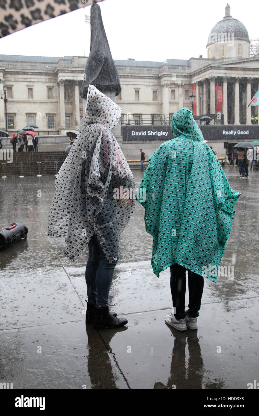 Menschen in schweren Regen und Wind in Trafalgar Platz London mit: Atmosphäre wo: London, Vereinigtes Königreich bei: 29 Sep 2016 Stockfoto