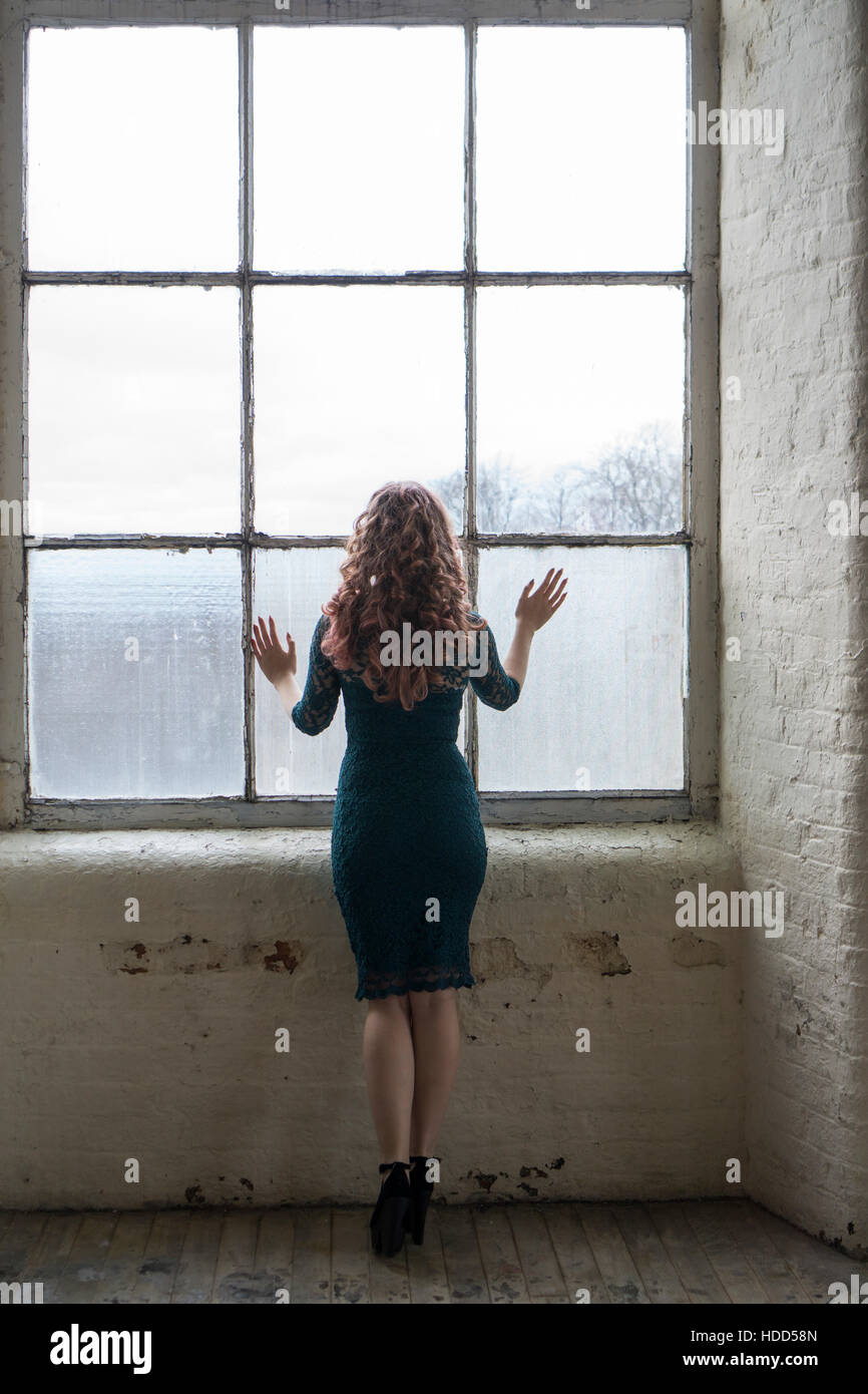 Ruckansicht Einer Frau Tragt Ein Kleid Steht Am Fenster Stockfotografie Alamy