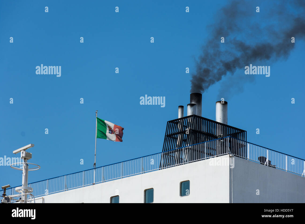 An Bord, Schornstein einer Fähre oder Kreuzfahrtschiff, schwarzer Rauch. Belastet die Atmosphäre auch um Urlaub, aus geschäftlichen Gründen reisen. Stockfoto