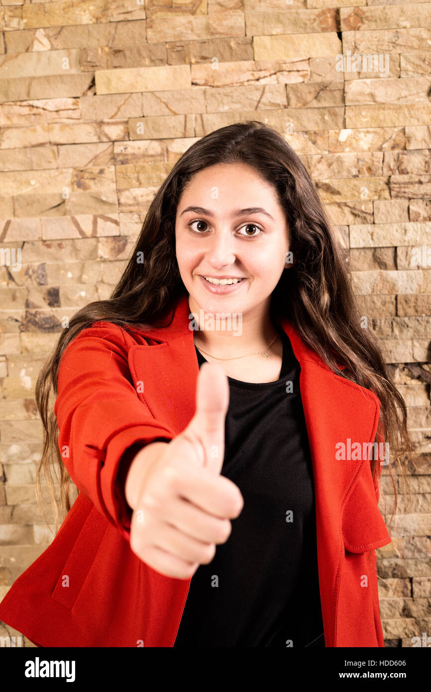 Glücklich teenage Girl zeigt ein Daumen hoch Hand lächelnd Geste Stockfoto