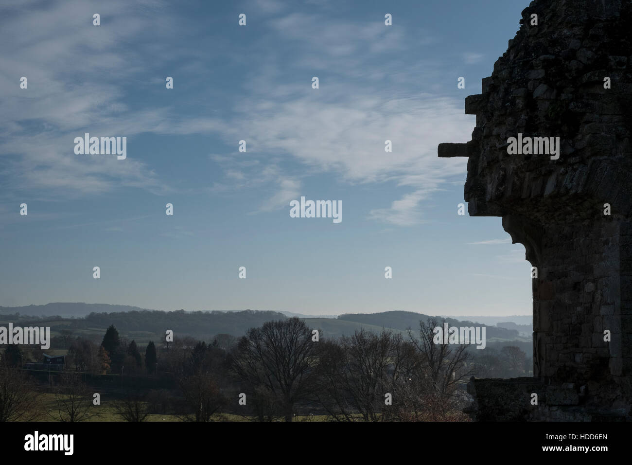 Burgruine framing Wye Valley Landschaft in den frühen Morgenstunden. Stockfoto