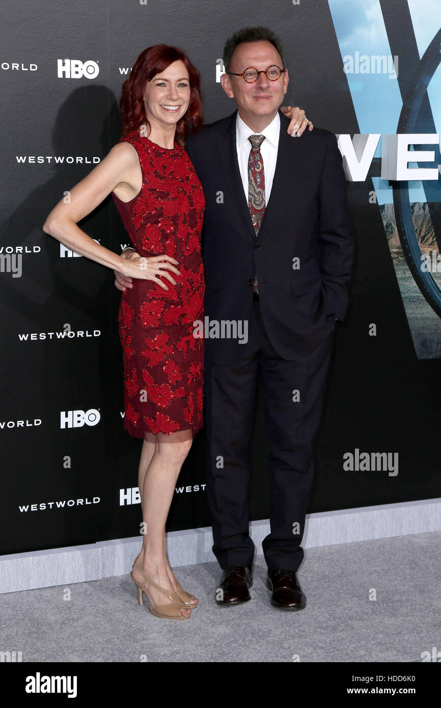 Carrie Preston und Michael Emerson, Teilnahme an der Los Angeles Premiere von HBO Drama "Westworld" im TCL Chinese Theater IMAX in Los Angeles, Kalifornien.  Mitwirkende: Carrie Preston, Michael Emerson wo: Los Angeles, California, Vereinigte Staaten von Amerika als: 28 S Stockfoto
