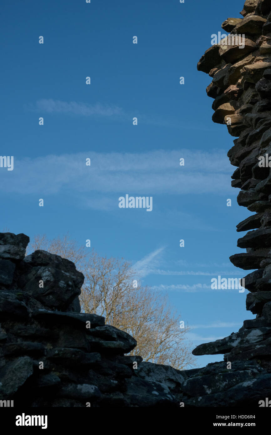 Burg Ruine Rahmung blauen Himmel. Stockfoto