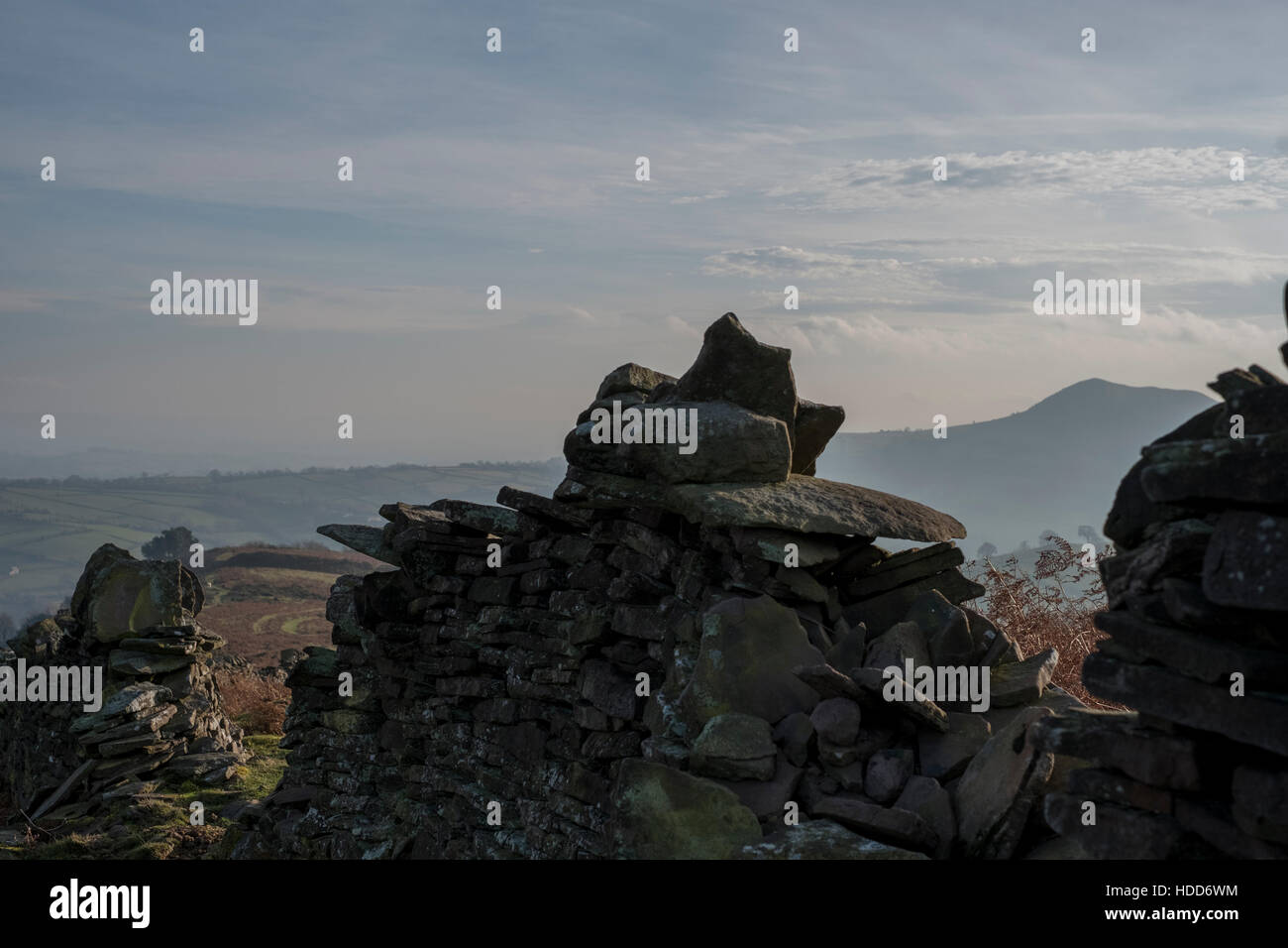 Bryn Arw gesehen von die Black Mountains, umrahmt von einer Trockensteinmauer. Stockfoto