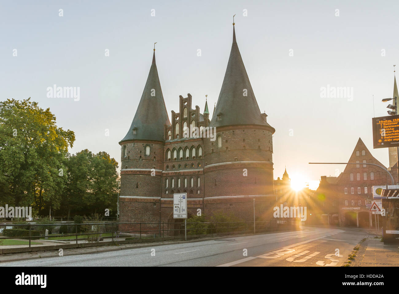 Holstentor in Lübeck bei Sonnenaufgang Stockfoto