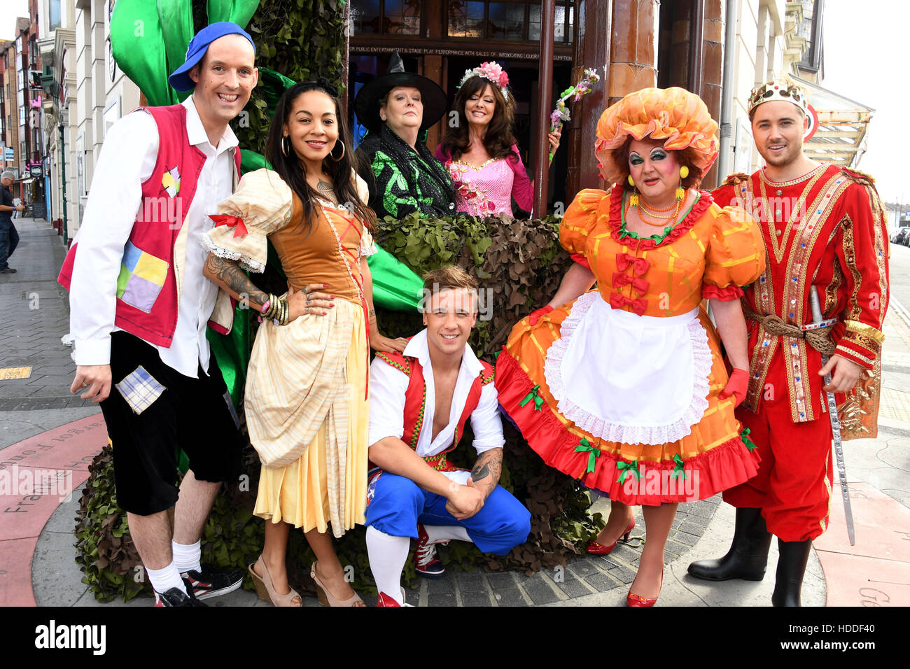 Die Einführung der Kings Theatre Panto in Southsea, Hampshire (in der Nähe von Portsmouth) - Hans und die Bohnenranke. Die Panto stars Vicki Michelle wie Peapod, Anne Hegarty als Blackweed, Sam Callahan als Jack, Jade Ellis als Jill, Marcus Patrick als König. Die Könige T Stockfoto