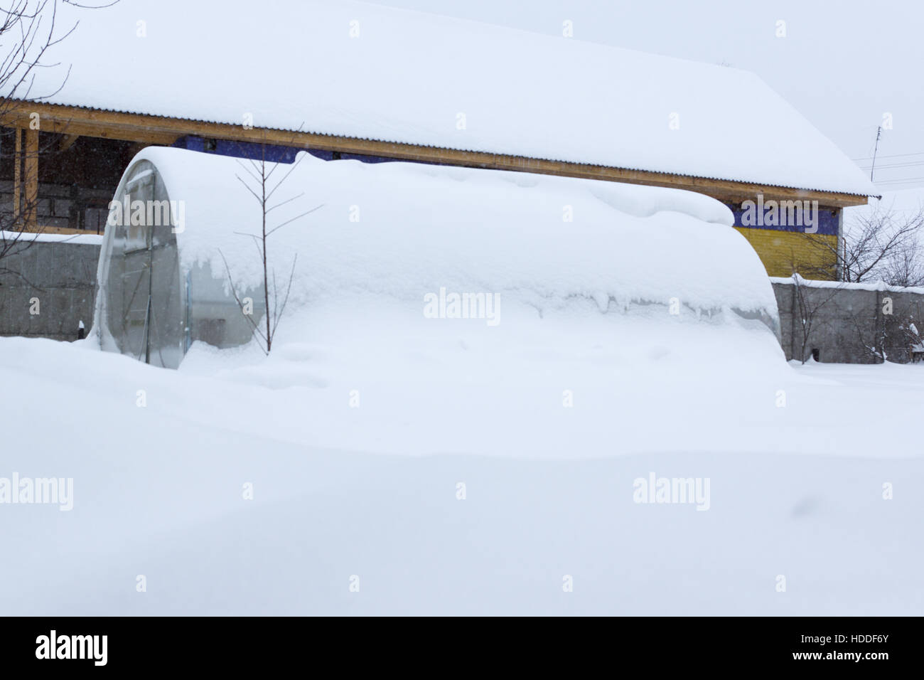 große Glas-Gewächshaus eingeschrieben Schneedecke Stockfoto