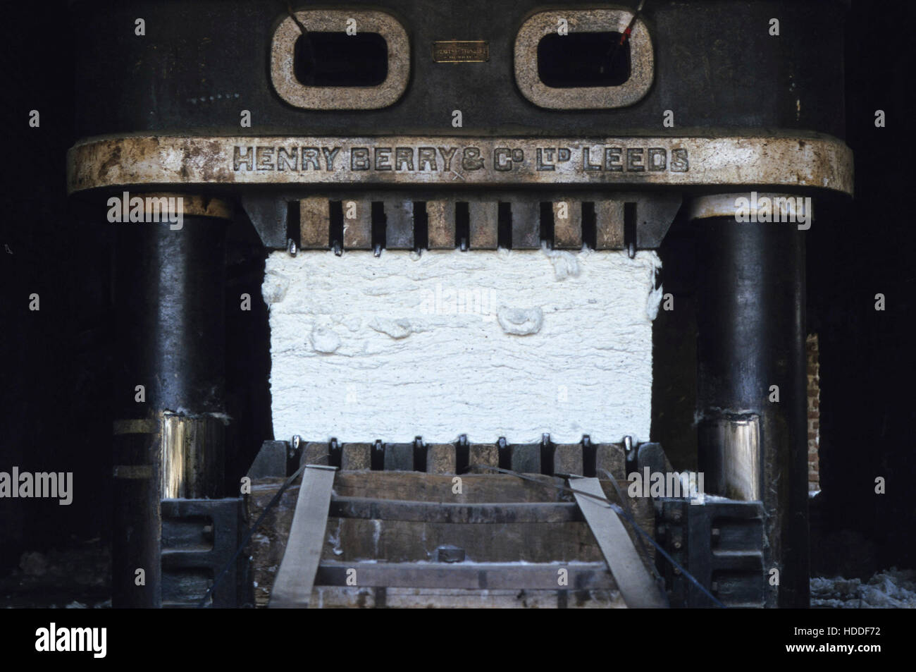 Indien, Madhya Pradesh, Kasrawad, Baumwolle Entkörnen Fabrik, alte Englisch Ballen Pressmaschine Henry Berry & Co Ltd, Leeds Stockfoto