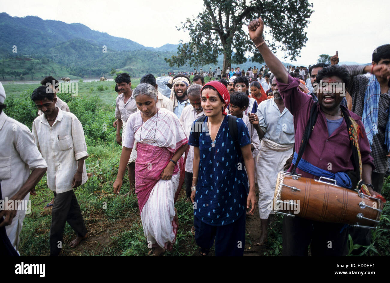 Indien, Madhya Pradesh, Bhil Dorf Domkhedi am Fluss Narmada, das Dorf wird durch Untertauchen des Sardar Sarovar Dam beeinflusst und Bhil ist Indianerstammes, die auch als Adivasi, Protestkundgebung gegen große Staudämme, Besuch des NBA Narmada Bachao Andolan Führers Medha Patkar Schriftstellerin Arundhati Roy, Booker-Preisträger für den Roman Gott der kleinen Dinge - mehr Bilder zum Hi-Res Download unter www.visualindia.de Stockfoto