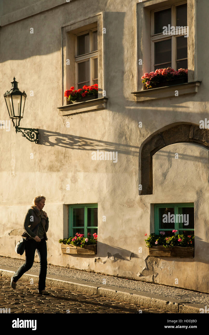 Herbstnachmittag auf einer Straße in Hradcany, Prag, Tschechische Republik. Stockfoto