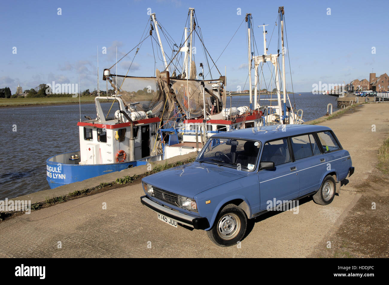 Lada Riva am Kai mit Fischerbooten. Stockfoto