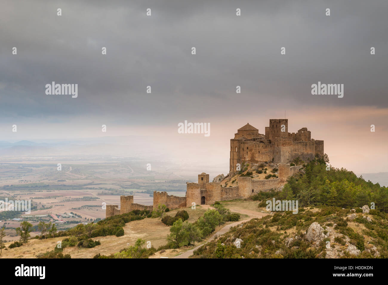 Regnerisch Sonnenuntergang am romanischen Burg Loarre, Huesca, Spanien. Stockfoto